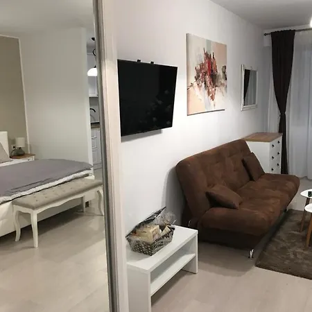 White Season Apartment *